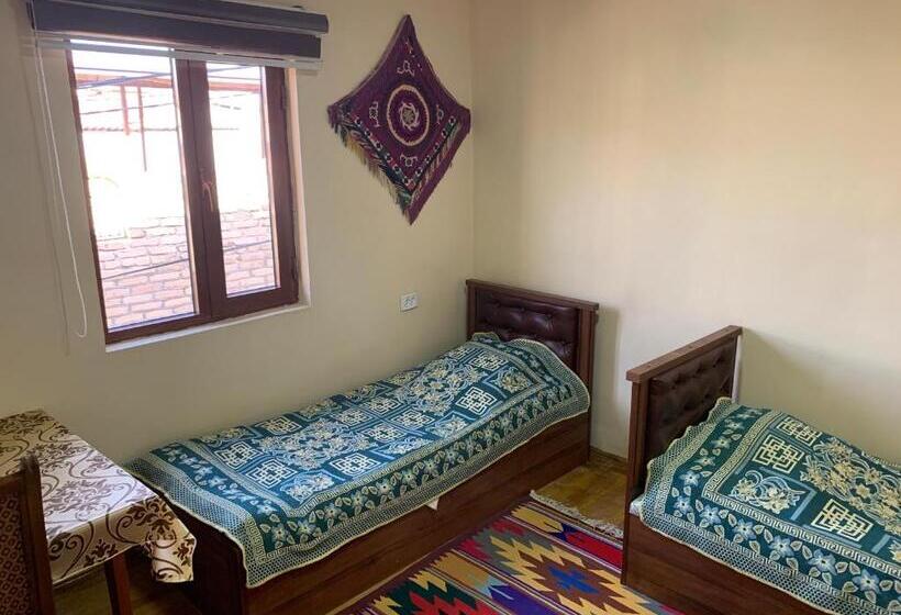 חדר אקונומי לשלושה, Art Guest House Usto