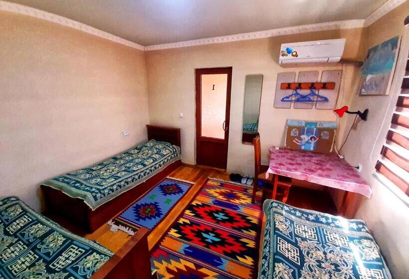 חדר אקונומי לשלושה, Art Guest House Usto