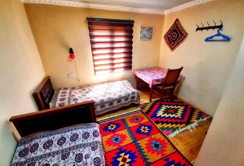 חדר אקונומי, Art Guest House Usto