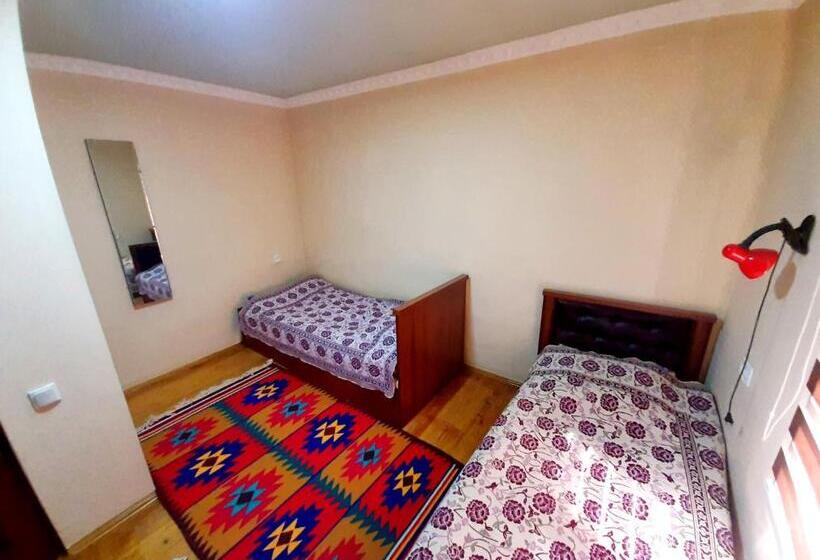 חדר אקונומי, Art Guest House Usto