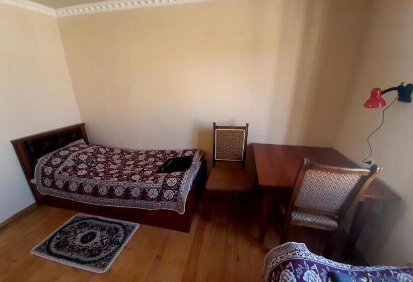 חדר אקונומי, Art Guest House Usto