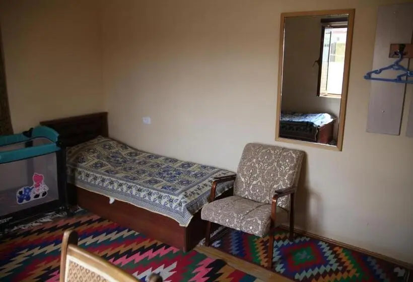 اتاق استاندارد سه نفره, Art Guest House Usto