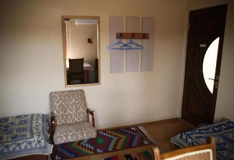 اتاق استاندارد سه نفره, Art Guest House Usto