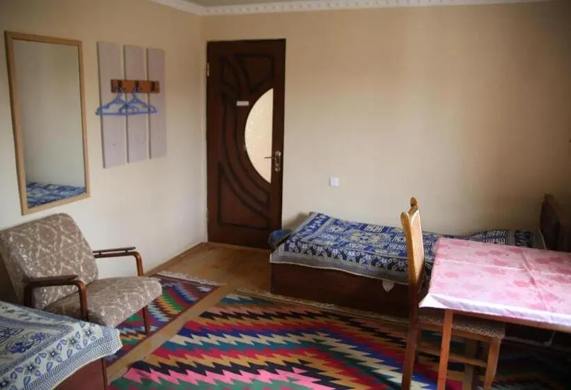 اتاق استاندارد سه نفره, Art Guest House Usto