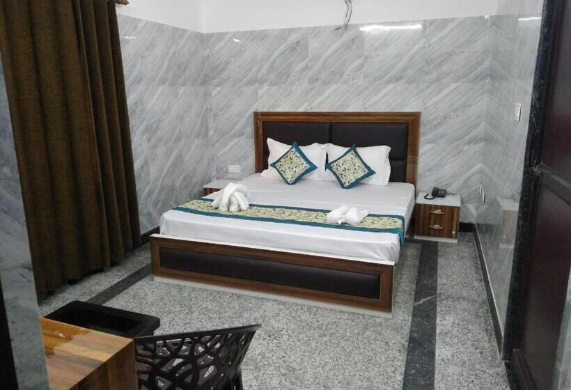 חדר דלוקס, Amar Leela