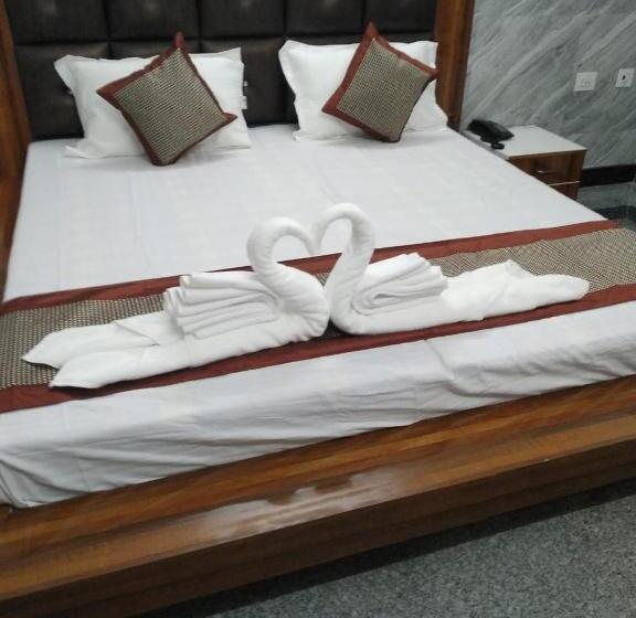 חדר דלוקס, Amar Leela