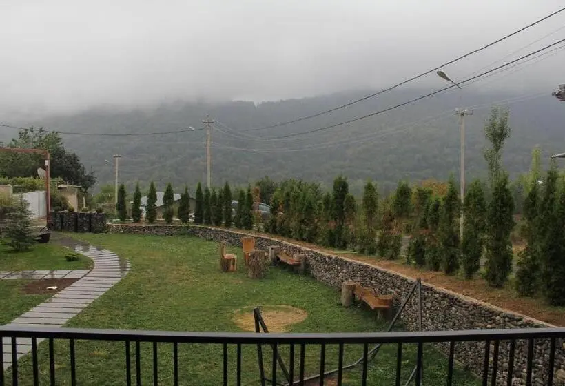 اتاق خانوادگی, Hover Boutique