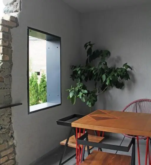 اتاق خانوادگی, Hover Boutique