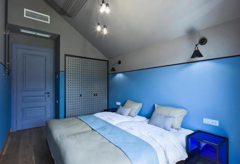 패밀리 룸, Hover Boutique