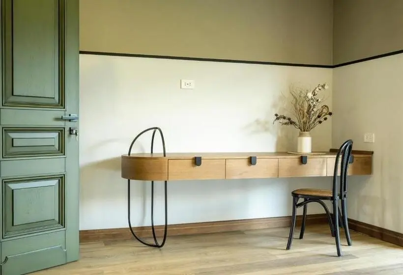 اتاق لوکس خانوادگی, Hover Boutique