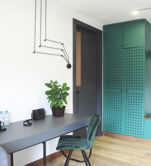 Номер Deluxe, Hover Boutique