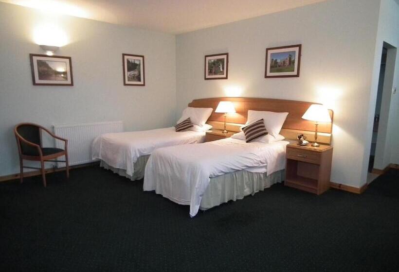 غرفة عائلية, The Red Lion Tavern