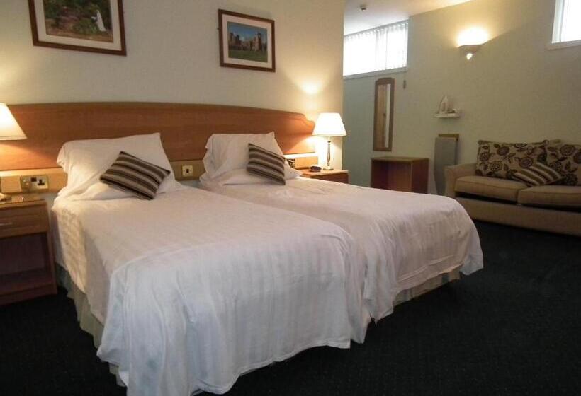 غرفة عائلية, The Red Lion Tavern