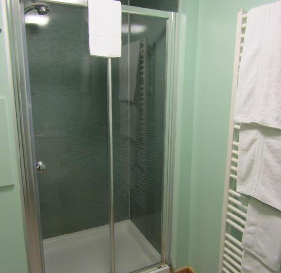 غرفة عائلية, The Red Lion Tavern