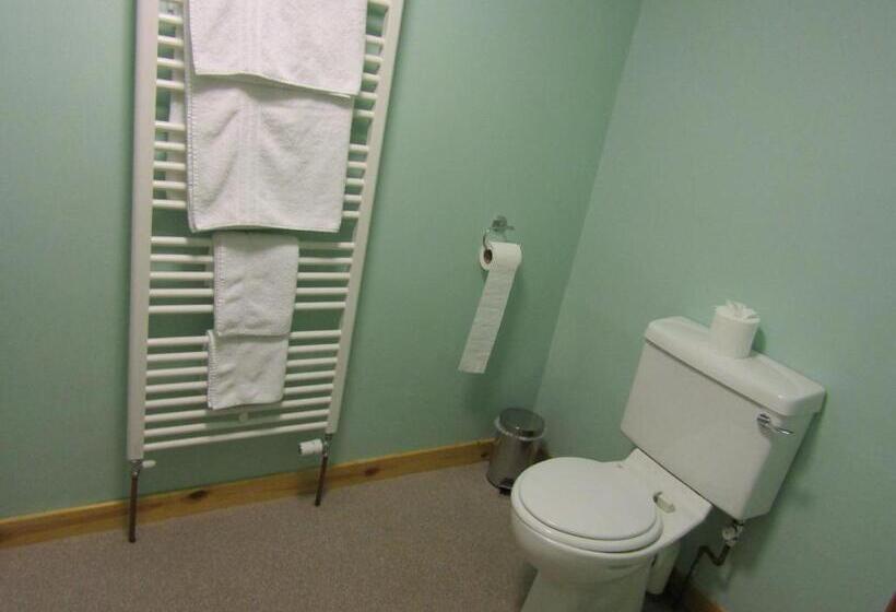 غرفة عائلية, The Red Lion Tavern