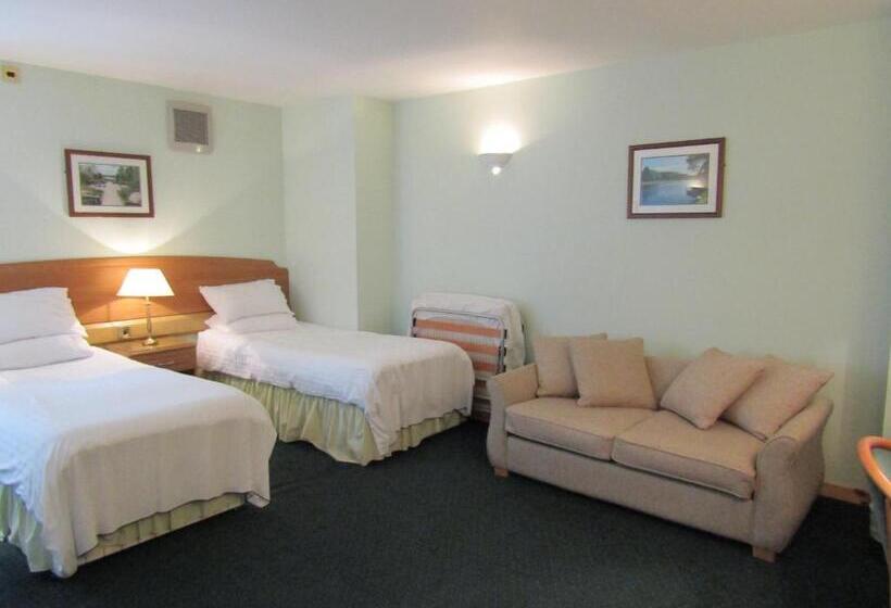 غرفة عائلية, The Red Lion Tavern