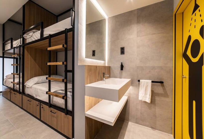 اتاق استاندارد چهار تخته, Petit Hostel La Latina