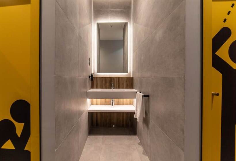 تختخواب در اتاق مشترک, Petit Hostel La Latina