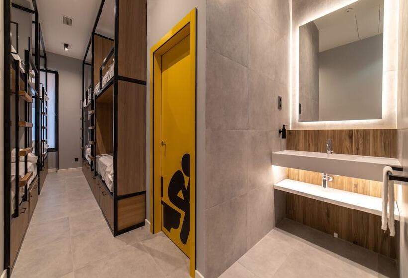 تختخواب در اتاق مشترک, Petit Hostel La Latina