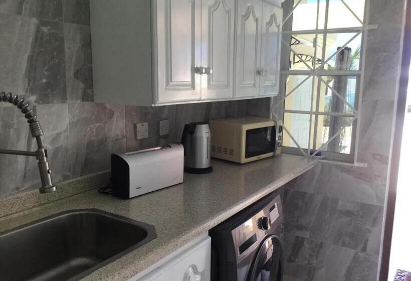 اتاق لوکس, Cool Breeze Discovery Bay