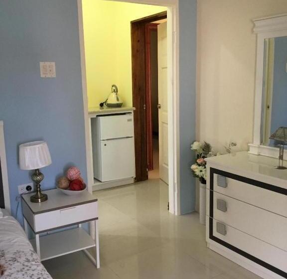 اتاق لوکس, Cool Breeze Discovery Bay