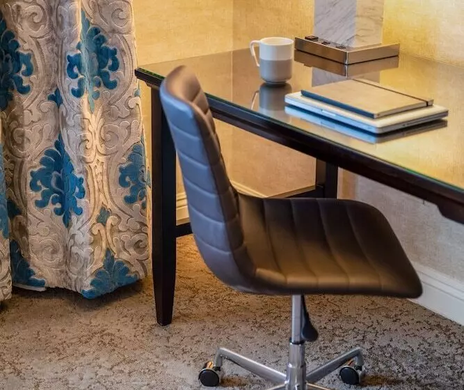 استودیوی استاندارد, Ayres Suites Diamond Bar