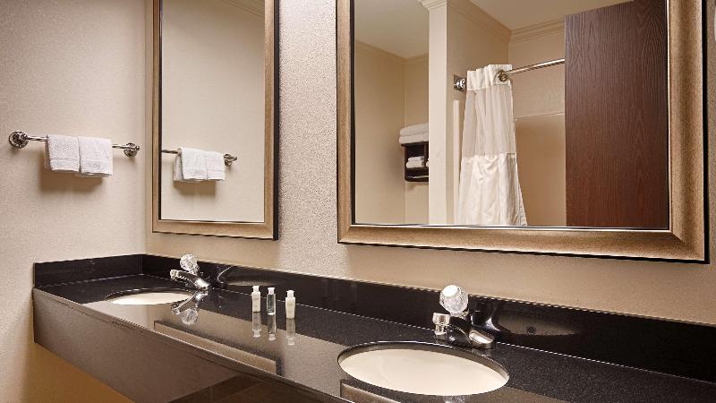 מיטת קינג בסוויטה, Best Western Davison Inn