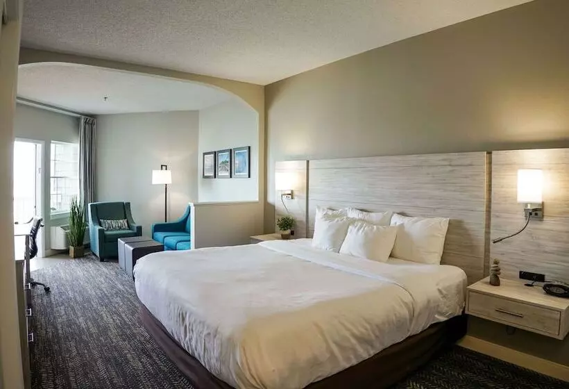 キングサイズベッドのデラックススイート, Comfort Suites Chincoteague Island Bayfront Resort