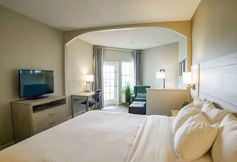 キングサイズベッドのデラックススイート, Comfort Suites Chincoteague Island Bayfront Resort