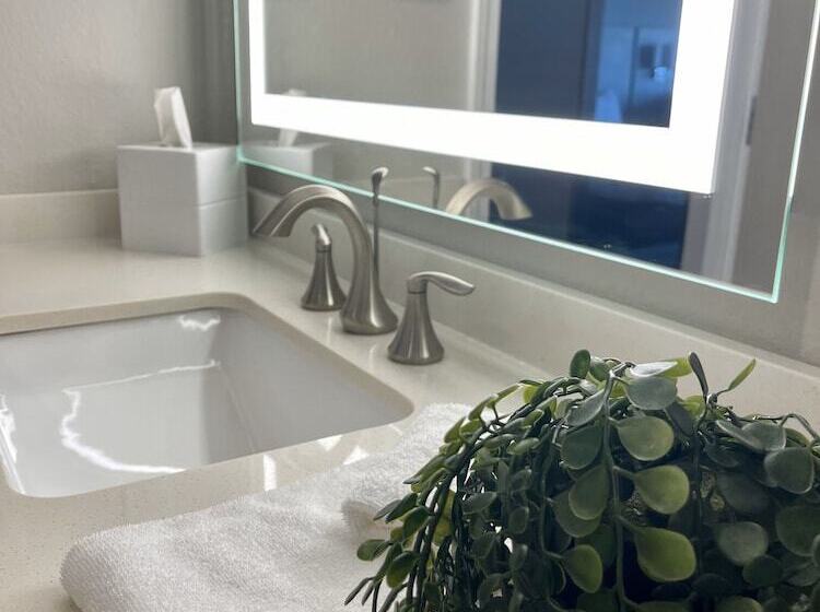 جناح سرير ملكى, Comfort Suites Chincoteague Island Bayfront Resort