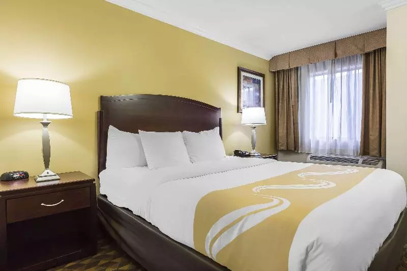 سوئیت با تخت بزرگ, Quality Inn & Suites Los Angeles Airport  Lax