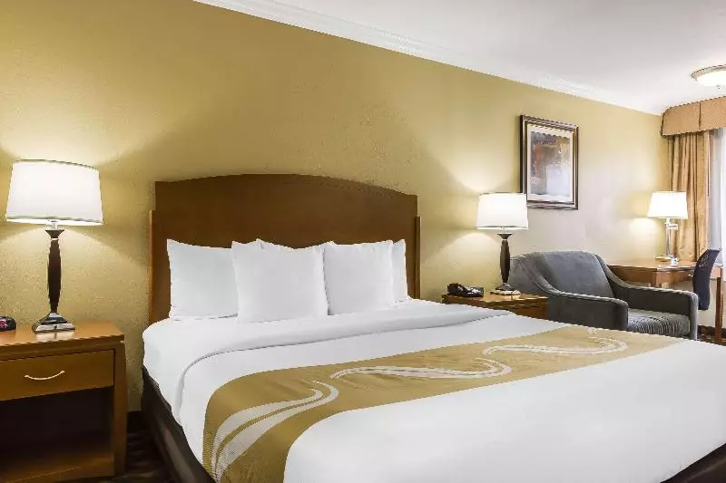 سوئیت با تخت بزرگ, Quality Inn & Suites Los Angeles Airport  Lax