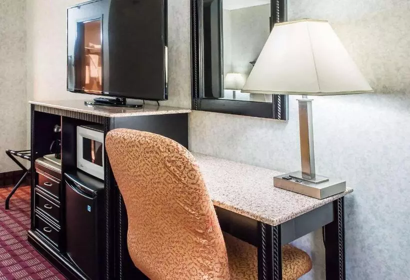 キングサイズベッドのスタンダードルーム, Quality Inn & Suites North Gibsonia