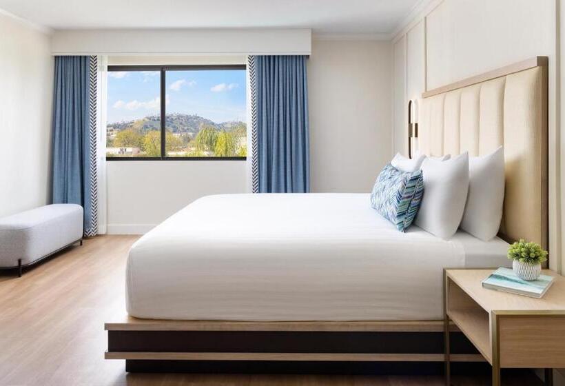 غرفة قياسية لذوى الاحتياجات الخاصة, The Anza  A Calabasas