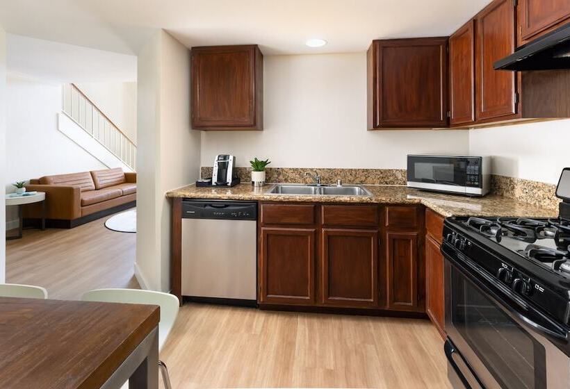 جناح 3 غرف نوم, The Anza  A Calabasas