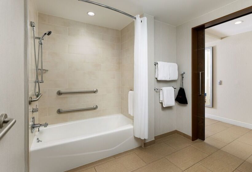 غرفة قياسية لذوى الاحتياجات الخاصة, The Anza  A Calabasas