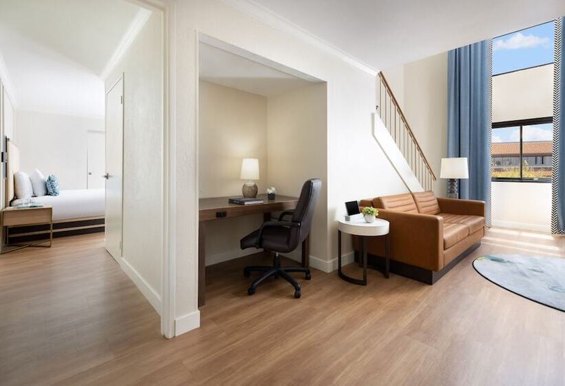 جناح غرفتين نوم, The Anza  A Calabasas