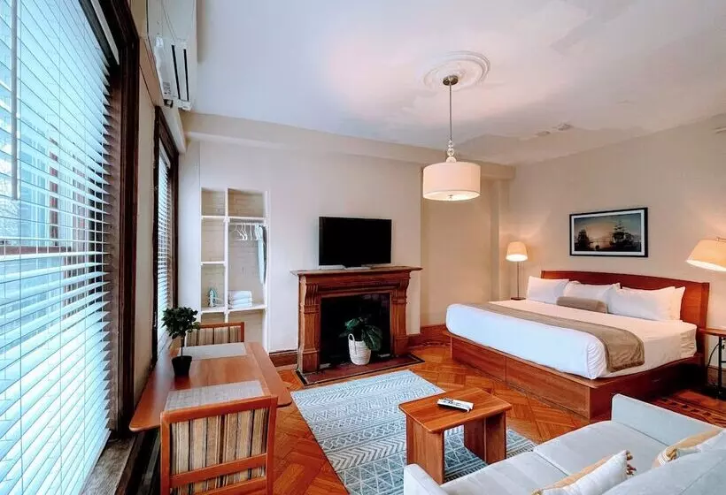 استودیوی پریمیوم, Copley House