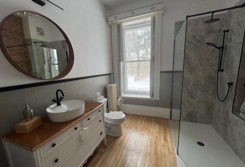 חדר משפחתי, Auberge De La Visitation