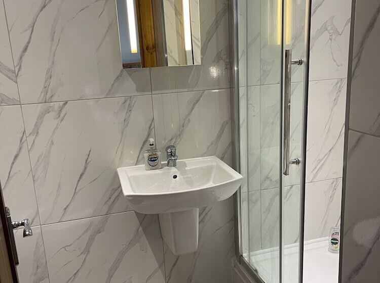 标准间, The Six Bells