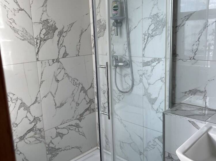 标准间, The Six Bells