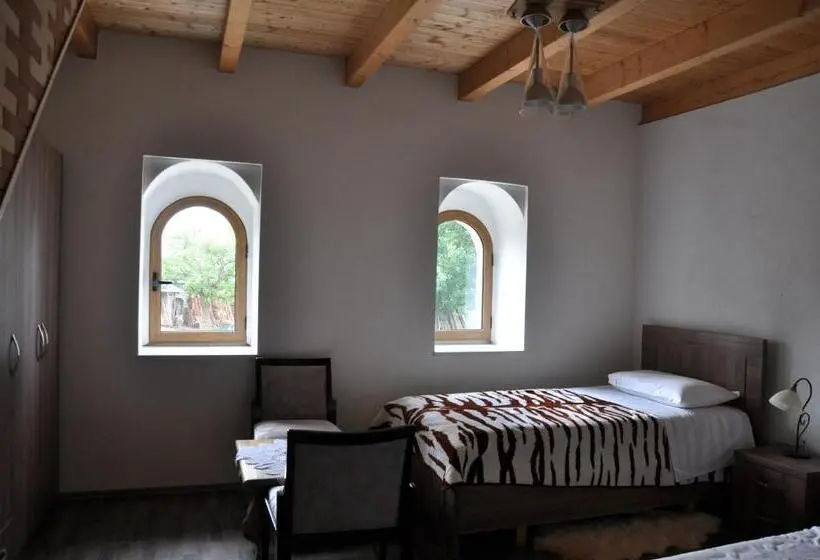 اتاق اکونومی, Bujtina Gjana