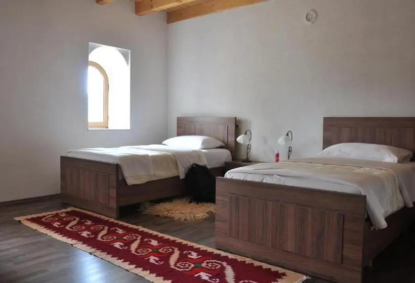 اتاق اکونومی, Bujtina Gjana