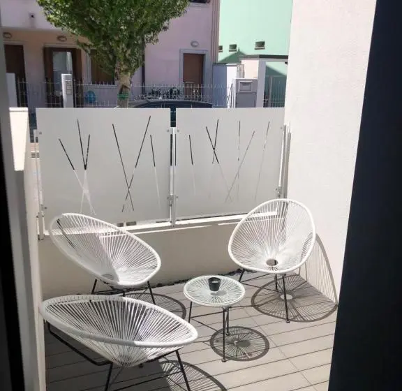 اتاق استاندارد سه نفره, Sunrise Rooms