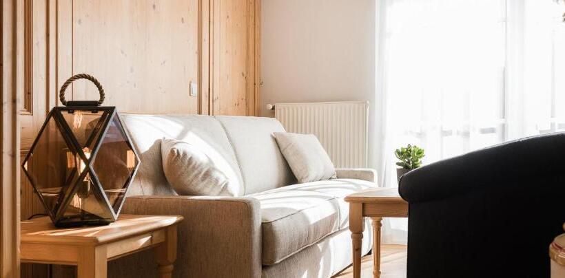 家庭套房, Hirzer 2781