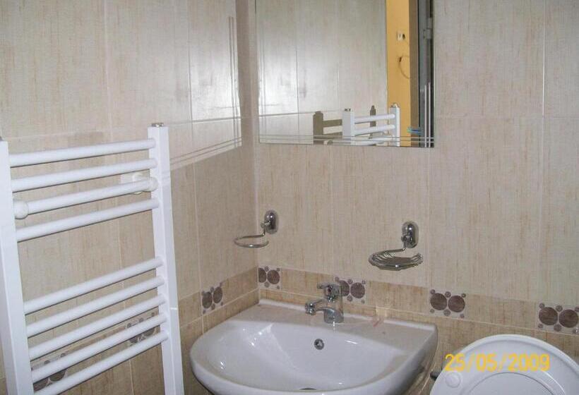 חדר משפחתי, Hera Guest House