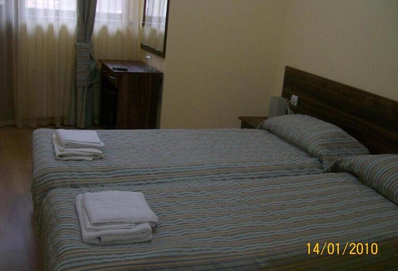 חדר משפחתי, Hera Guest House