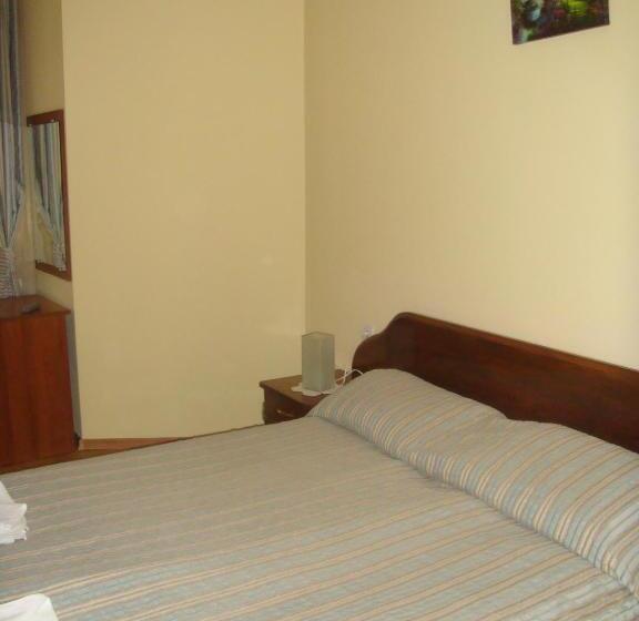 חדר משפחתי, Hera Guest House