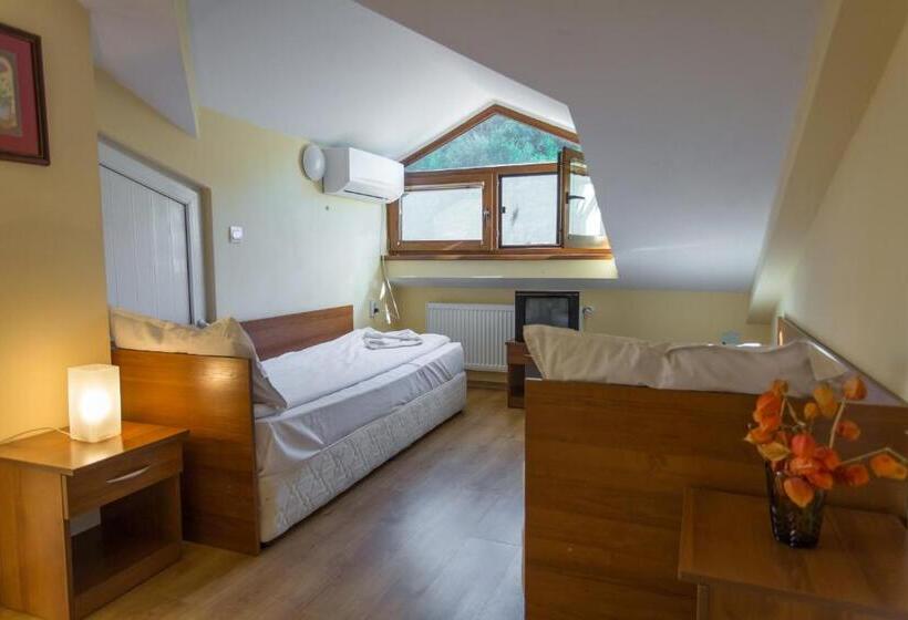 חדר סטנדרט לשלושה, Hera Guest House