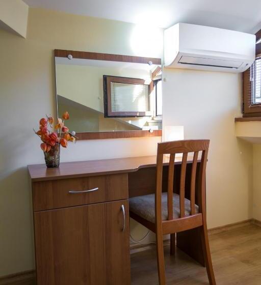 חדר סטנדרט לשלושה, Hera Guest House